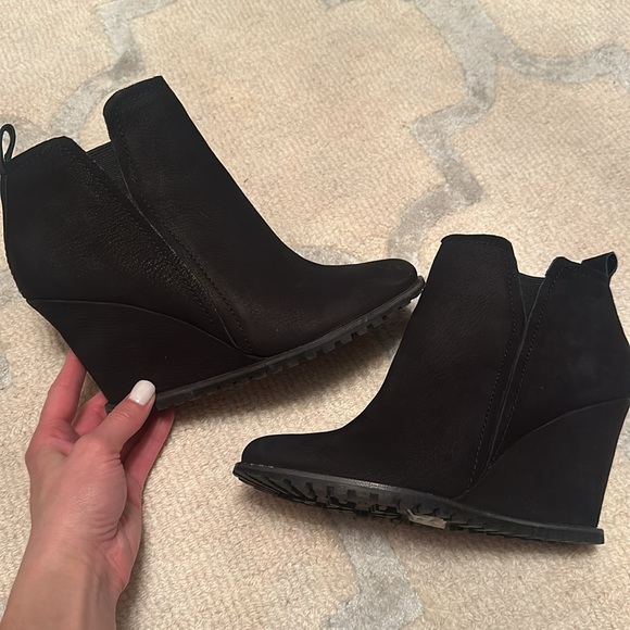 Dolce Vita black wedge booties worn maybe once — LIKE NEW! Size 8.5 - Picture 6 of 6